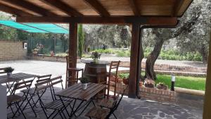 un patio con tavoli e sedie sotto un padiglione di A casa dei nonni B&B a Vasto