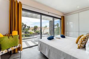 Ένα ή περισσότερα κρεβάτια σε δωμάτιο στο Villa Vogue by Indigo +51 φωτογραφίες