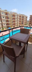The swimming pool at or close to شاليهات للعائلات بمنتجع ريتال فيو الساحل الشمالى