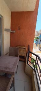 a balcony with a table and chairs on a patio at شاليه فندقى للعائلات غرفة وريسيبشن بمنتجع ريتال فيو الساحل الشمالى in El Alamein