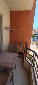 A balcony or terrace at شاليهات للعائلات بمنتجع ريتال فيو الساحل الشمالى
