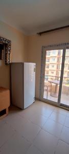 A kitchen or kitchenette at شاليهات للعائلات بمنتجع ريتال فيو الساحل الشمالى