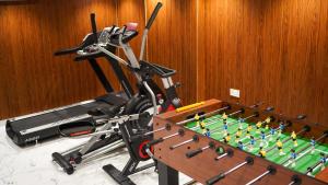 een hometrainer naast een tafel met een schaakbord bij AECO lovely 2 bedroom apartment for family and friends in Muscat