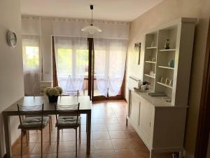 eine Küche und ein Esszimmer mit einem Tisch und Stühlen in der Unterkunft Appartamento Antonietta-Assisi in Santa Maria degli Angeli