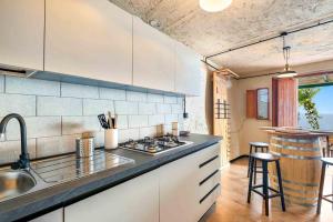 une cuisine avec un évier et une cuisinière four supérieur dans l'établissement Casa Luciana, TerreMarine, Trekking and Nature, à La Spezia 13 autres photos