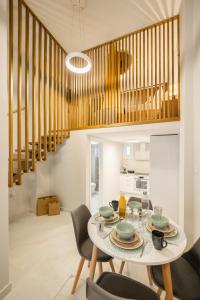 une salle à manger avec une table et des chaises dans l'établissement Corfu Luxury Lofts by Corfuescapes, à Corfou 35 autres photos