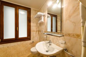 Koupelna v ubytování Hotel Al Vagon + 37 fotografií