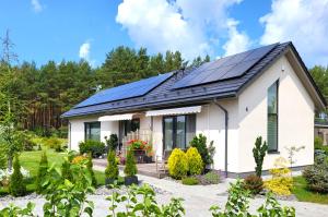 ein Haus mit Solarpaneelen auf dem Dach in der Unterkunft Nemirsetos kopos in Palanga
