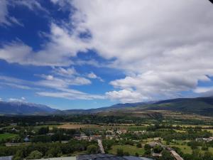 una vista aérea de una ciudad con montañas en el fondo en PUIGPEDROS15, en Puigcerdà