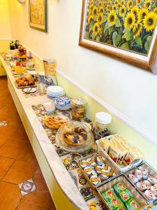 una tavola con prodotti alimentari e altri prodotti alimentari di Hotel Mediterraneo a Siracusa