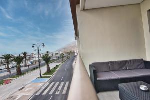- un balcon avec un canapé et une rue de la ville dans l'établissement New Sea Front Apartment 135mq with Unlimited Wi-Fi, à Agadir