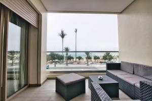 - un salon avec un canapé et une table dans l'établissement New Sea Front Apartment 135mq with Unlimited Wi-Fi, à Agadir