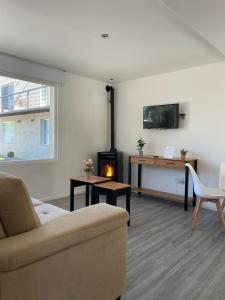 a living room with a couch and a fireplace at Casa para 4 personas en vista24uy, Bella Vista, Maldonado in Balneario Solís