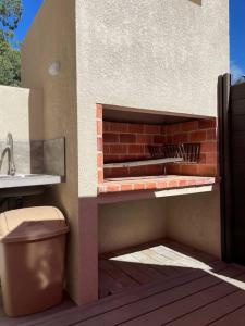 - une cheminée en briques sur le côté d'un bâtiment avec toilettes dans l'établissement Casa para 4 personas en vista24uy, Bella Vista, Maldonado, à Solís