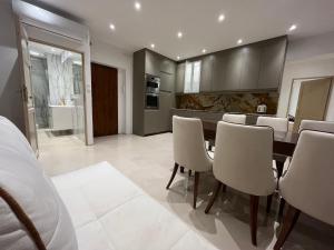 Kuchyňa alebo kuchynka v ubytovaní Villa la Val, Apartamenty Wałbrzych