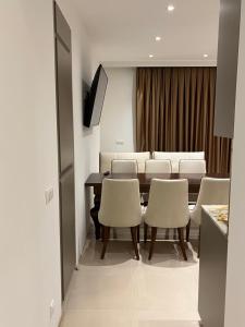 Televízia a/alebo spoločenská miestnosť v ubytovaní Villa la Val, Apartamenty Wałbrzych