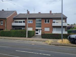 a house on the side of a street at Ferienwohnung Eichhörnchen in Krefeld