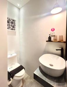 Um banheiro em oxy suites 1-01 at Shop House Meisterstadt Pollux Habibie
