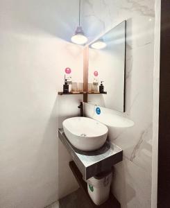 bagno con lavandino e specchio di oxy suites 1-01 at Shop House Meisterstadt Pollux Habibie a Batam Center