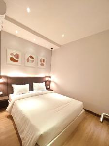 バタム・センターにあるoxy suites 1-01 at Shop House Meisterstadt Pollux Habibieのベッドルーム(大きな白いベッド1台付)