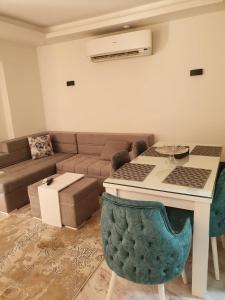 Amazing 2 bedroom Selena Bay Hurghada في الغردقة: غرفة معيشة مع أريكة وطاولة
