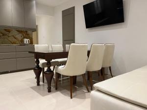 Televízia a/alebo spoločenská miestnosť v ubytovaní Villa la Val, Apartamenty Wałbrzych