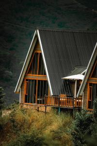 トラブゾンにあるاكواخ خشبية للايجار اليوميの丘の上の家