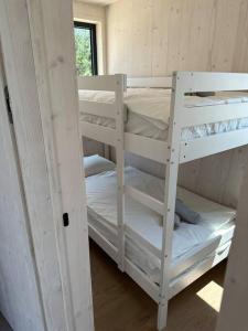 ein paar Etagenbetten in einem Zimmer in der Unterkunft BEACHHOUSE #1 - Buqez Resort in Drage