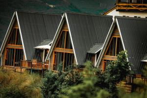 トラブゾンにあるاكواخ خشبية للايجار اليوميの黒屋根の家