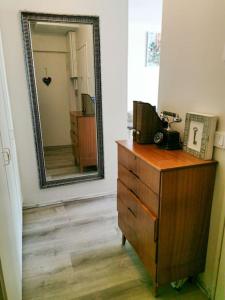 uma cómoda e espelho num quarto com uma cómoda em Comfy boho-studio in Kallio. em Helsínquia