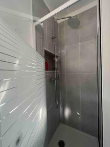 een douche met een glazen deur in de badkamer bij K3- Maison 2min RER 15min PARIS-EXPO 4 chambres/10 lits in Bagneux