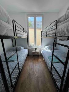 two bunk beds in a room with a window at K3- Maison 2min RER 15min PARIS-EXPO 4 chambres/10 lits in Bagneux