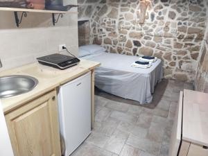 アルゲーロにあるPalauet cosy old town apartments in Alghero IUN Q6390のバスルーム(シンク付)、ベッド1台が備わります。