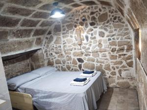 En eller flere senge i et værelse på Palauet cosy old town apartments in Alghero IUN Q6390