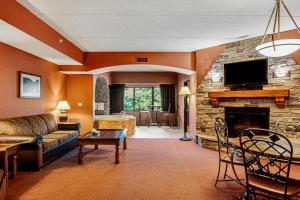 - un salon avec un canapé et une cheminée dans l'établissement Chula Vista Condo #2433, à Wisconsin Dells
