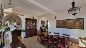 - une salle à manger avec une table et des chaises dans l'établissement Villa Sicels - Agnone Beach - Syracuse, à Agnone Bagni