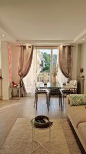sala de estar con sofá y mesa en Aux portes de Paris / Studio Bord de Marne, en Bry-sur-Marne