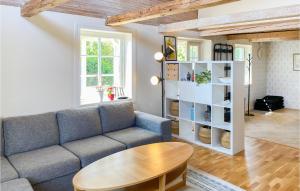 ein Wohnzimmer mit einem Sofa und einem Tisch in der Unterkunft Stunning Home In Kalmar With Kitchen in Kalmar