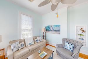 - un salon avec deux canapés et une table dans l'établissement Coastal Breeze, à Galveston