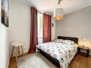 Schlafzimmer mit einem Bett und einem Fenster in der Unterkunft Appartement de charme Erdizka in Bayonne