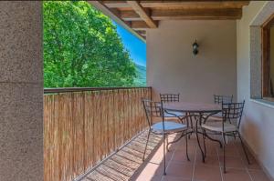 a patio with a table and chairs on a balcony at Complejo Rural Las Palomas in Jerte +93 photos