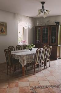 a dining room with a table and chairs at Rychtyńska Cisza 