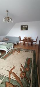 的住宿－Rychtyńska Cisza，带沙发和地毯的客厅