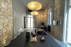 a kitchen with a black counter with a sink at Orty suite in Siracusa