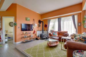 una sala de estar con paredes de color naranja y muebles de cuero. en Scenic Dorset Duplex Less Than 3 Mi to Emerald Lake!, en Dorset