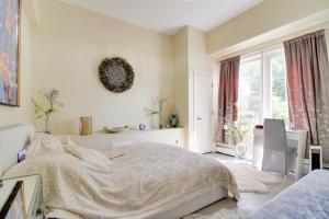 Habitación blanca con cama y ventana en Scenic Dorset Duplex Less Than 3 Mi to Emerald Lake!, en Dorset