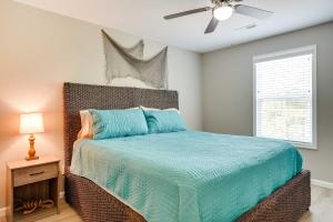 una camera con letto e ventilatore a soffitto di Benton Townhome Rental Near Kentucky Lake! a Aurora