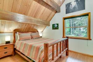 Postel nebo postele na pokoji v ubytování Peaceful Mt Hood Cabin with Hot Tub and Fire Pit!