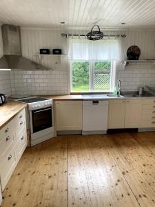 Una cocina o cocineta en Charmig villa norr om Stockholm