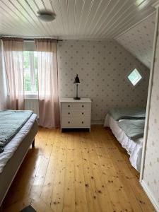 Säng eller sängar i ett rum på Charmig villa norr om Stockholm
